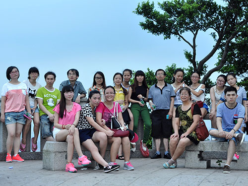 登上山顶的一群优秀员工